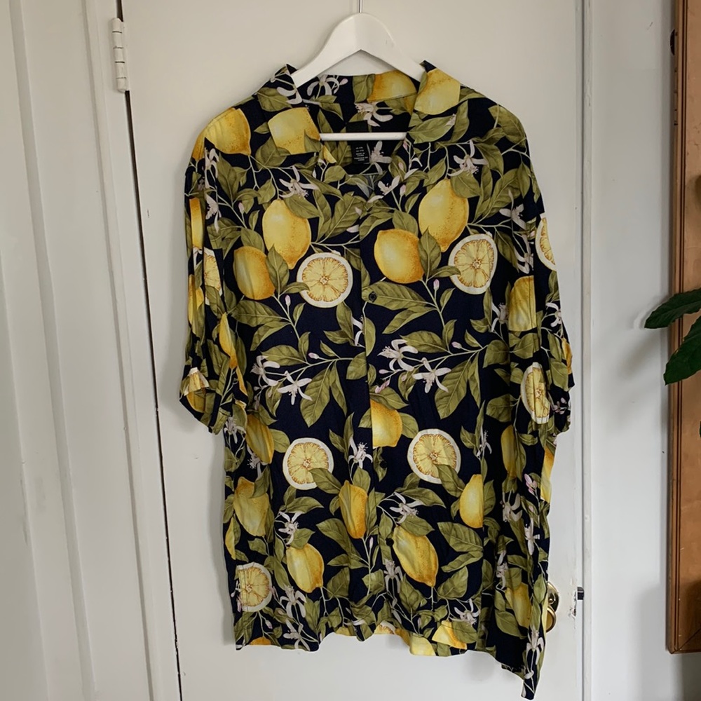 Mens H&M lemon print shirt sleeve camp shirt in size XXL.